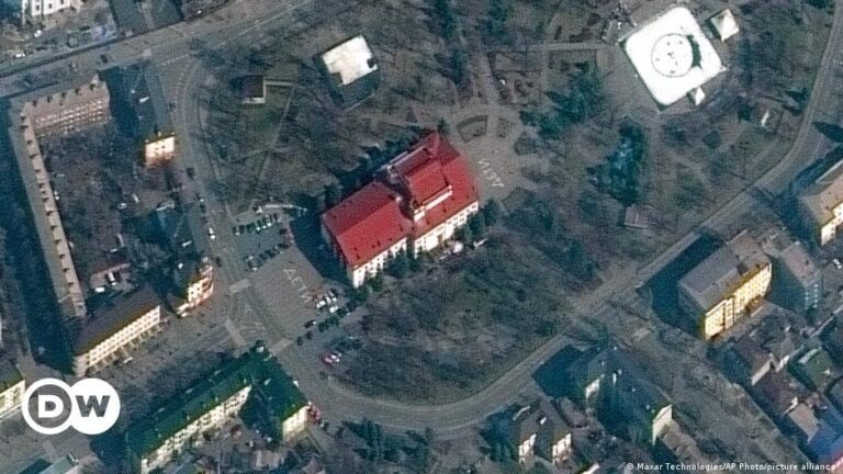 Ukraine: Mariupol theater bomb shelter holds after blast | News | DW