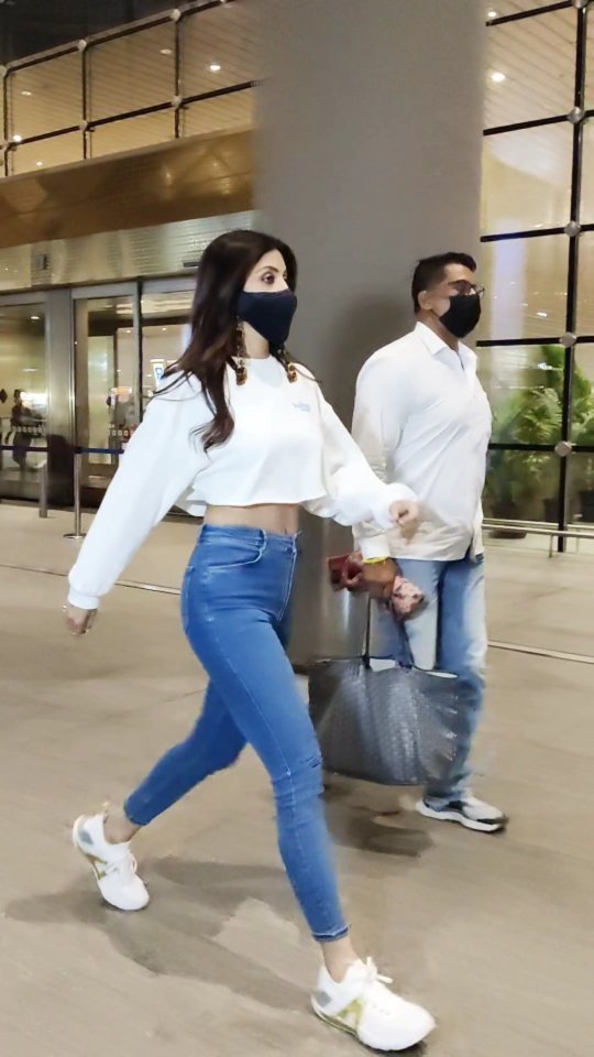 Fit & Hit  papped at airport
.
#shilpashetty #instantbollywood #instantbollywood