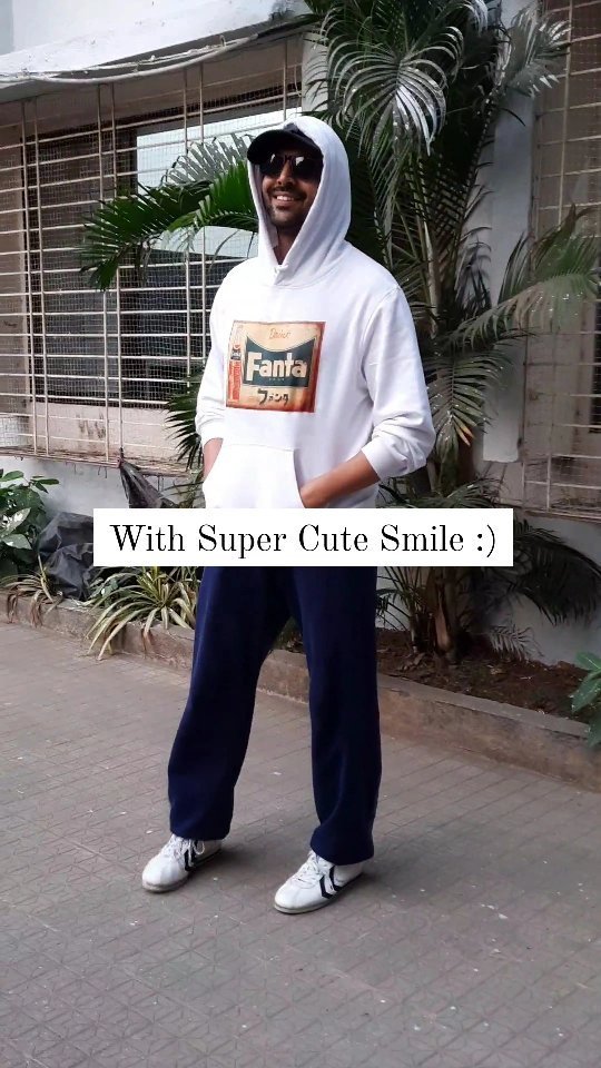 KA flashes his super cute smile as he gets papped post dance rehearsals 

#Karti