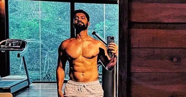 Vicky Kaushal flaunts his washboard abs in a shirtless mirror selfie; looks hotter than ever – view pics