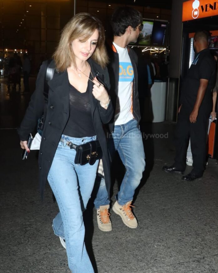  clicked with Bae  at the airport
.
.
#sussanekhan #arsalangoni
