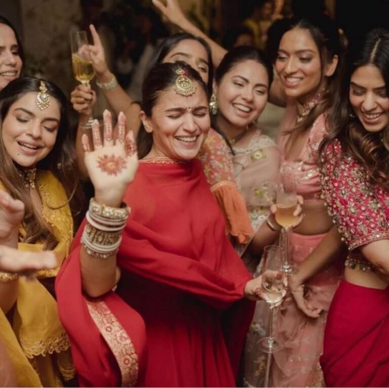 A few more unseen clicks from Ranbir-Alia’s wedding celebration 
.
.
#aliabhatt
