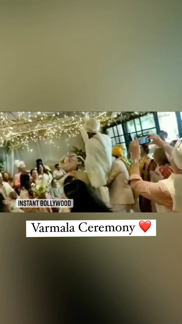 Awwww he is such a sweetheart! Ranbir Alia’s beautiful Varmala Ceremony 
.
#ranb