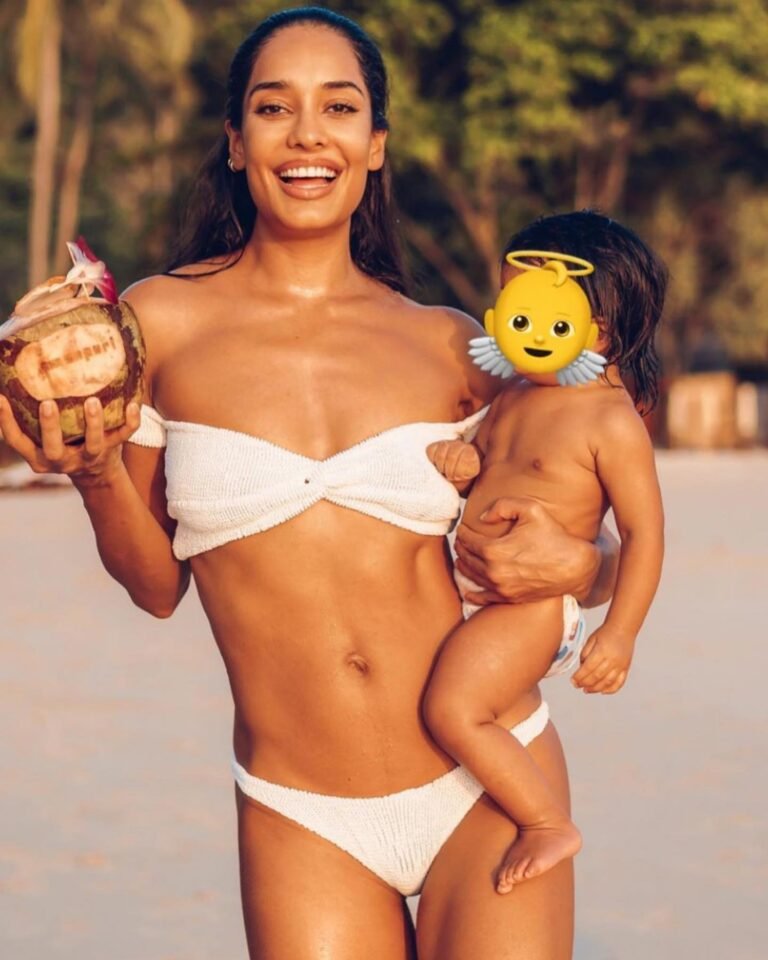 Summer vibes   with her baby boy
.
.
#lisahaydon