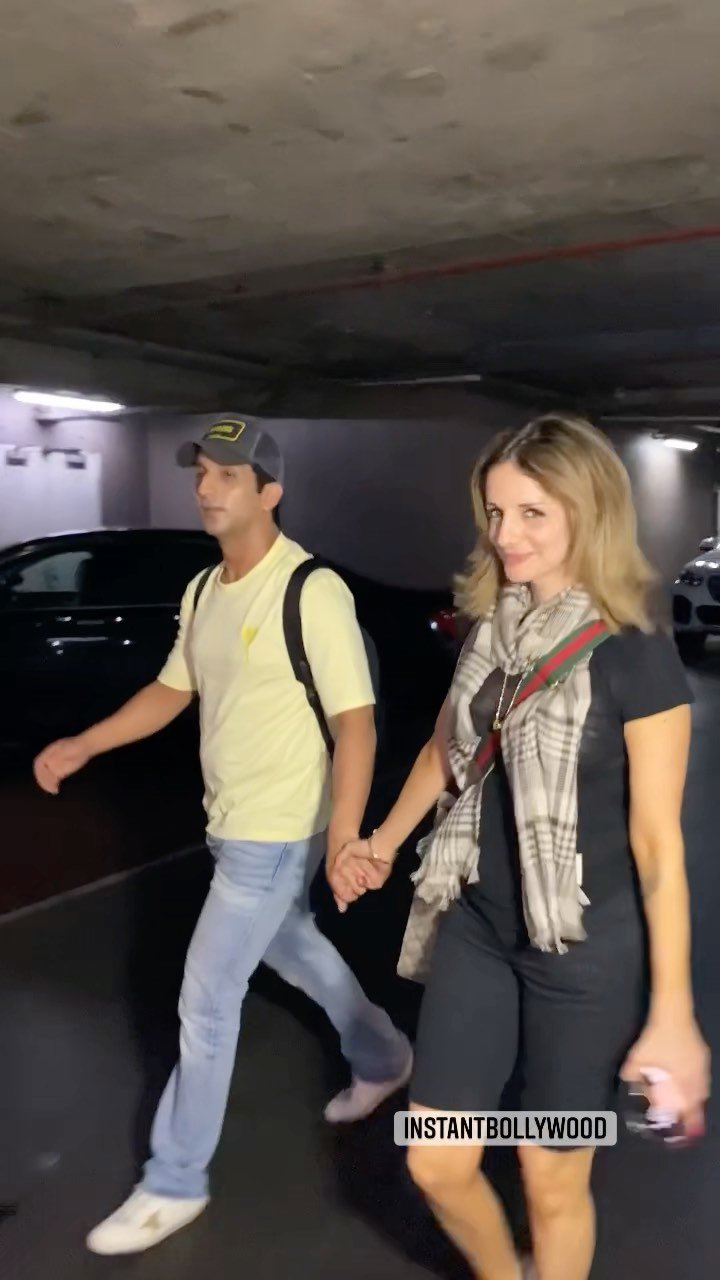 Sussanne Khan walks hand-in-hand with rumoured BF Arslan Goni at the airport
.
.