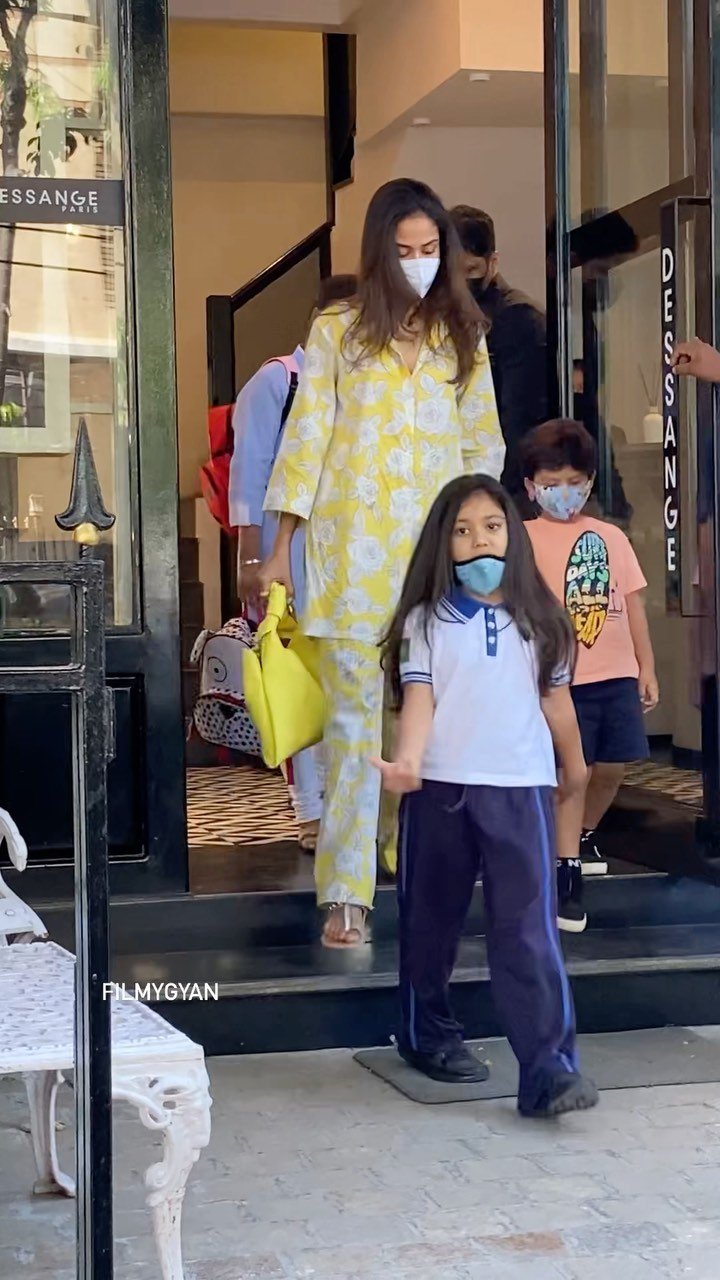 Ayee.. Shahid Kapoor’s lil ones are growing so fast.  Spotted Momma Kapoor with