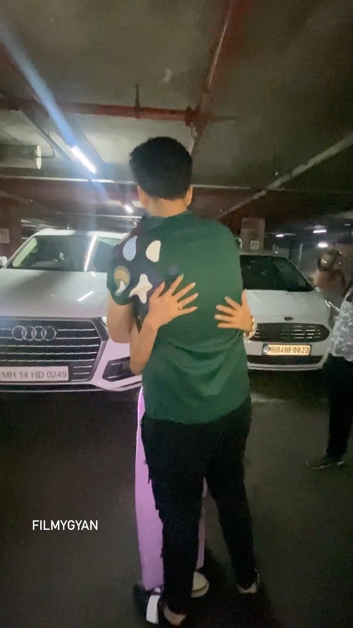 Check out this pyaar wali hug at the airport of Tejran.  So cute na?