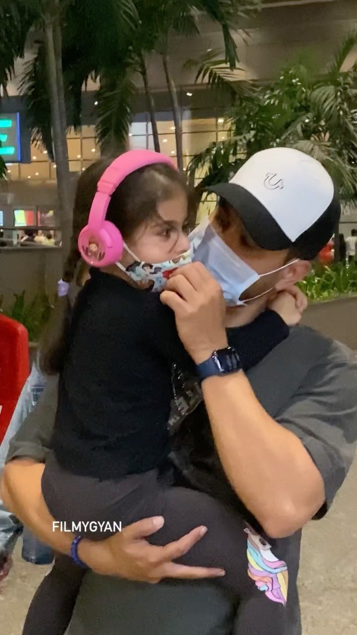 Daddy cool Kunal Khemu adjusting the mask of Inaaya at the airport as cases are