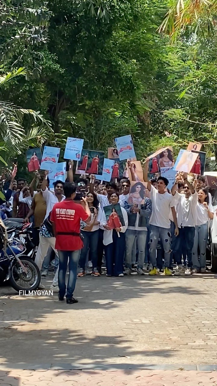 Fans father infront of Shilpa Shetty’s house and shouts happy birthday.  So cool
