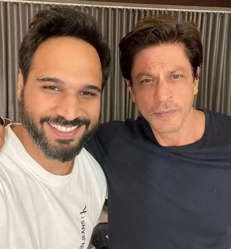 Here’s a swanky new selfie of SRK straight from Mannat
.
.
#shahrukhkhan