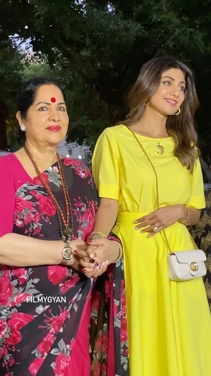 Momma’s girl Shilpa ji aayi apni family ke saath for the screening.