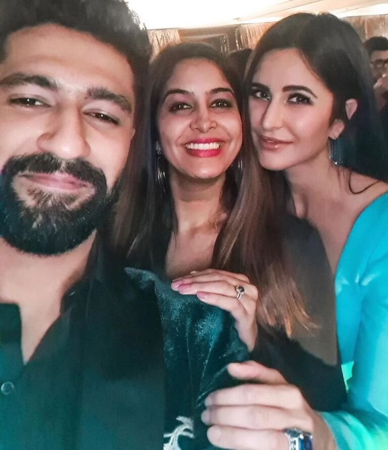 Would you want to take a selfie with #VicKat?
.
.
#VickyKaushal #KatrinaKaif