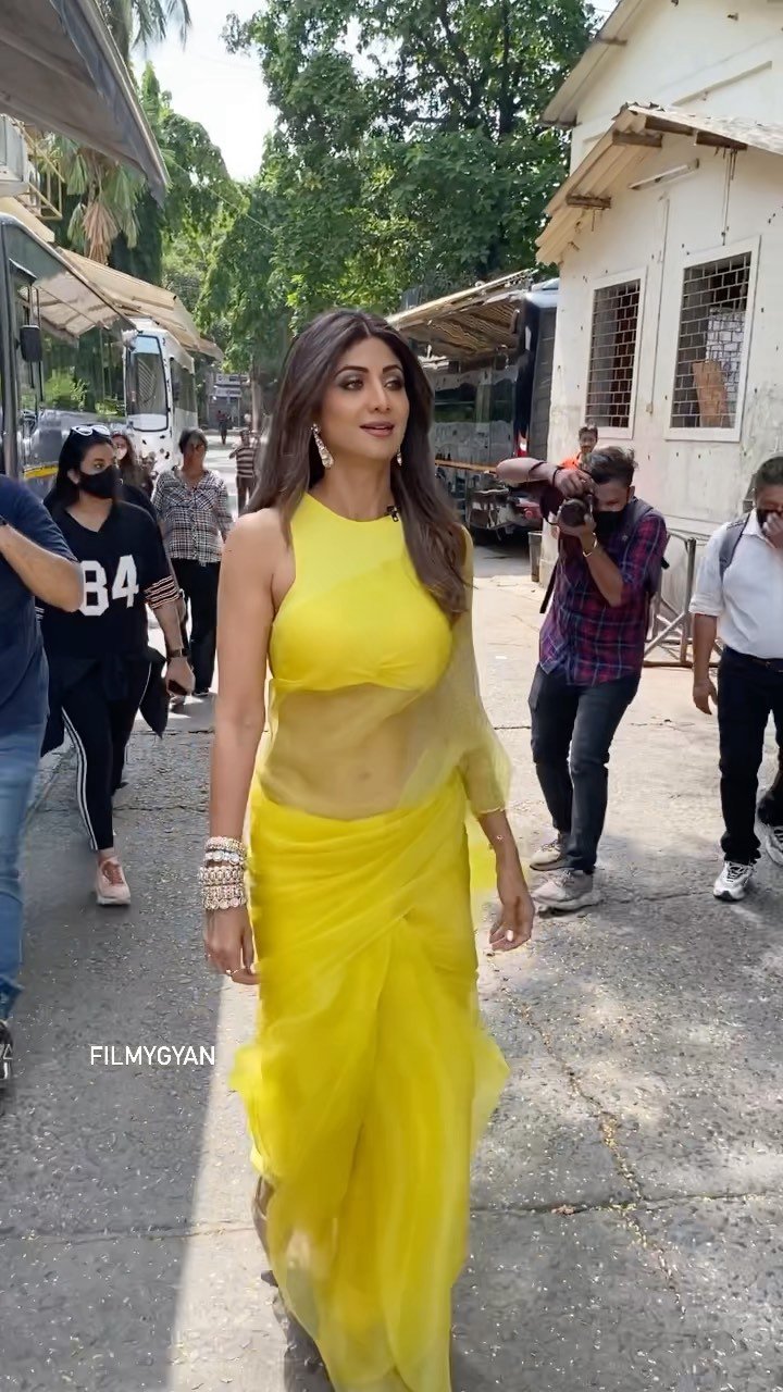 Yellow saree me kaafi hi hot look of Shilpa ji.  So pretty na?