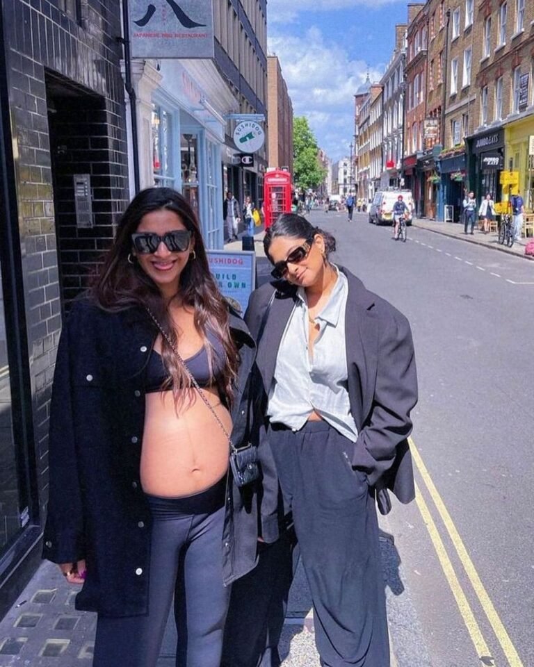 flaunts her beautiful baby bump in this latest click with sister  in London 
.