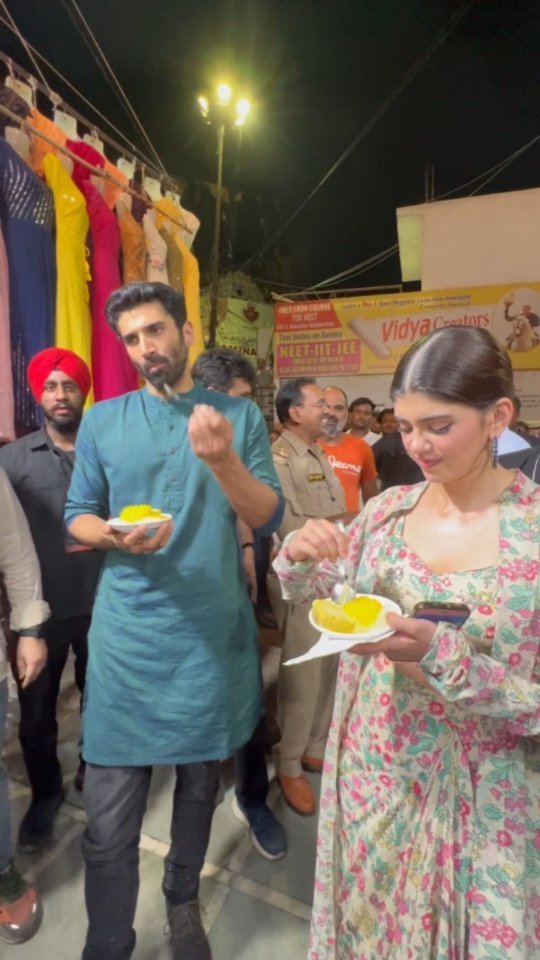 food coma continues! As he steps out in Lucknow to have kulfi amongst his fans.